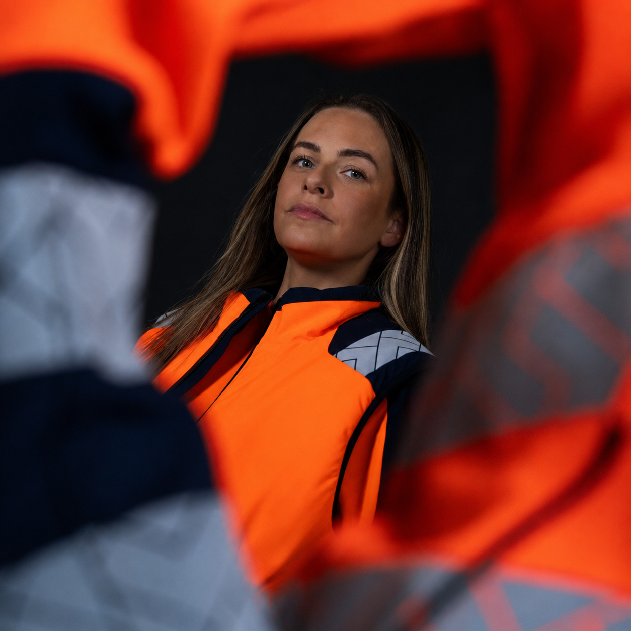 Wie draagt er oranje werkkleding?