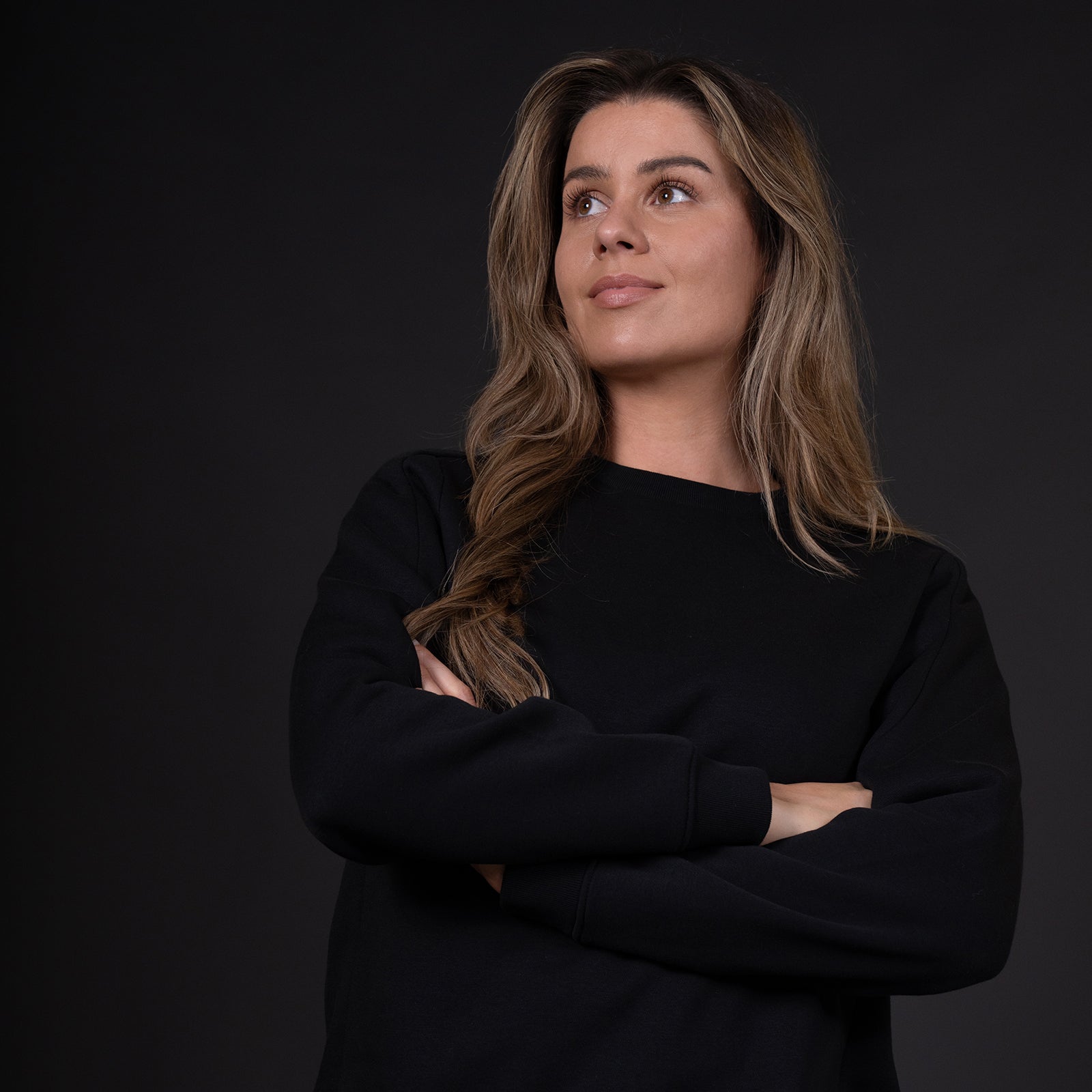 Female model wearing Unicolor Redefined sweatshirt